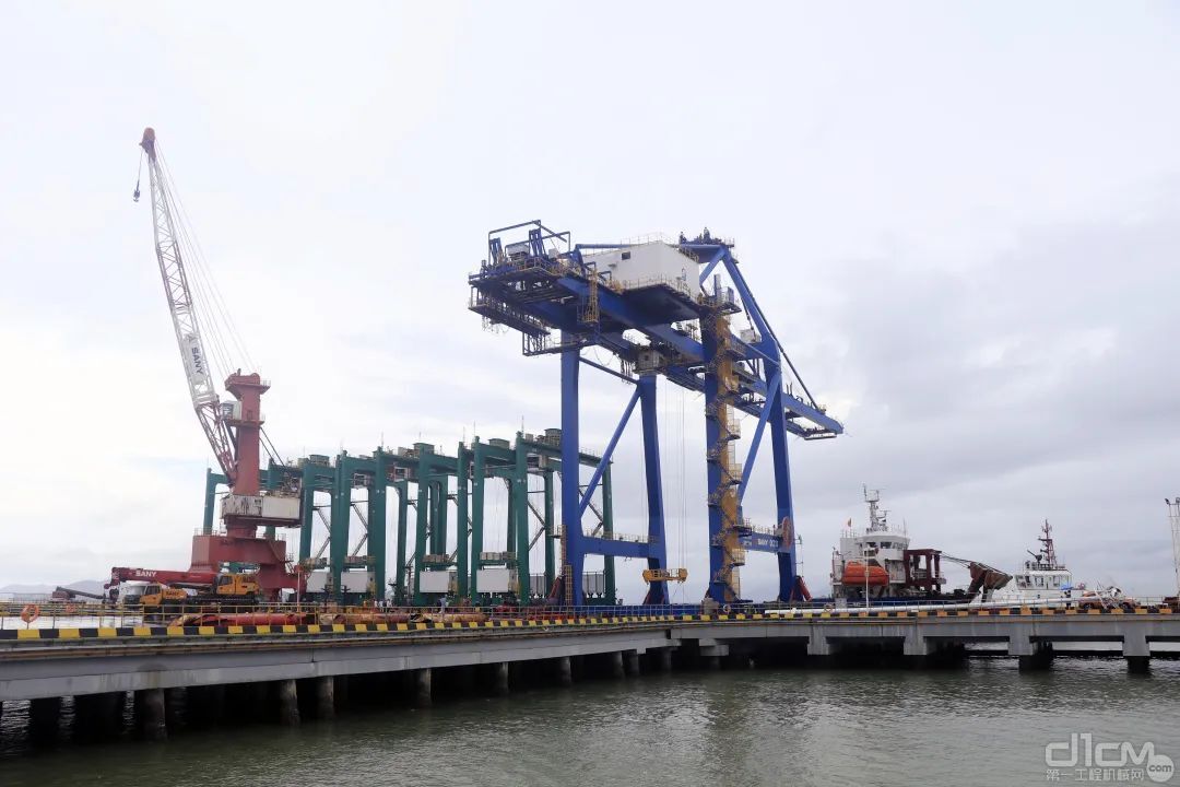 三一为广州港新沙港和南沙二期建造的1台岸桥和6台轮胎式场桥顺利发运