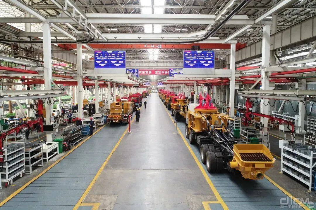 长沙经开区三一重工产业园，被业界称为“最聪明的厂房”的18号厂房