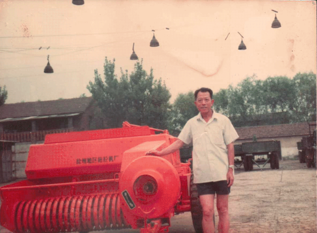 80年代初工厂生产的抓草机和割草机