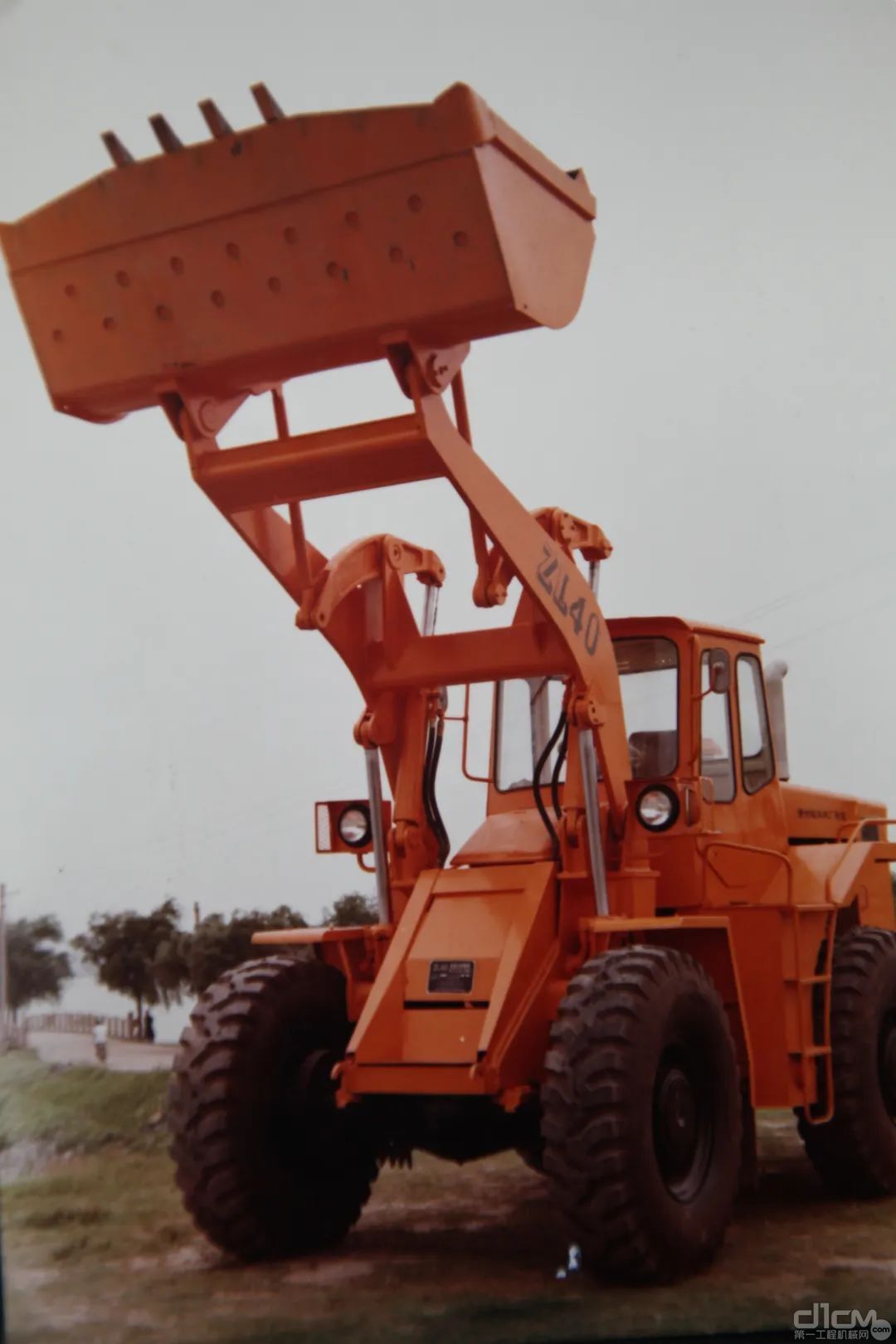 1983年，工厂第一台装载机ZL40下线