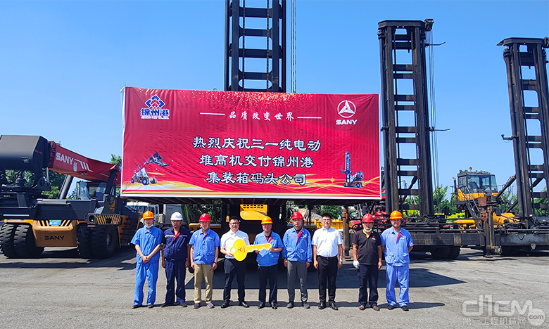 东北首台三一电动堆高机SDCE90K7正式交付锦州港