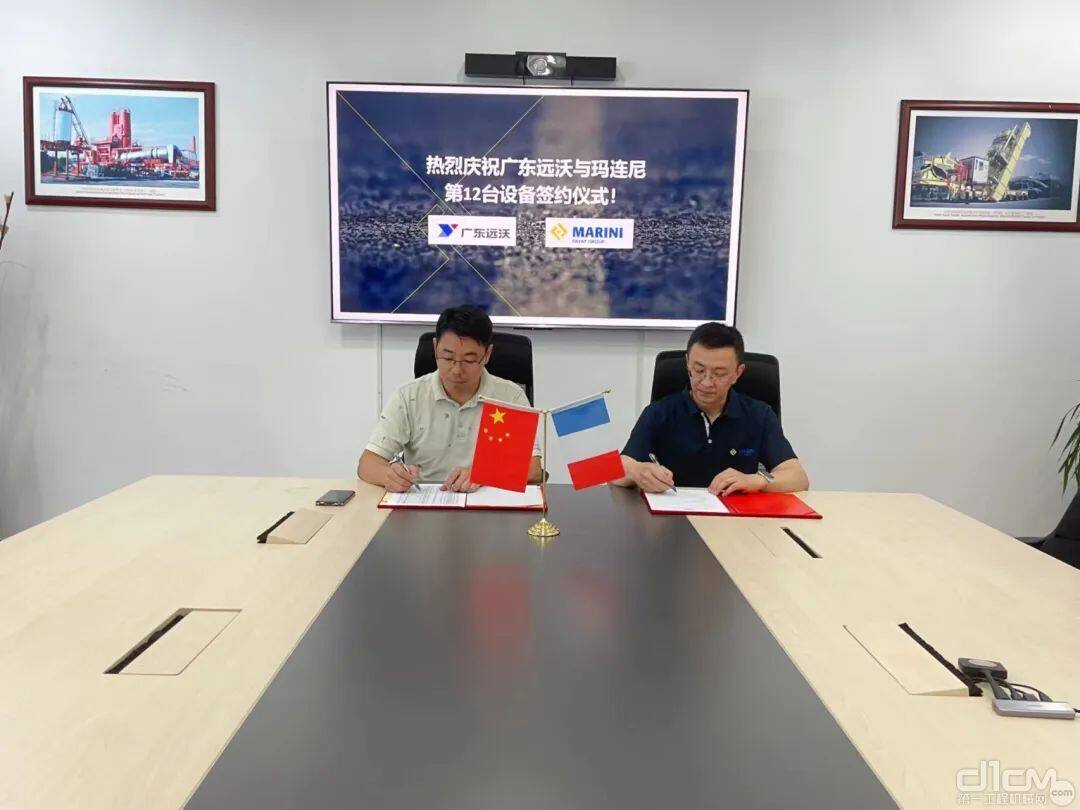 广东远沃总经理刘刚与玛连尼（中国）总经理马铁锋签订第12台沥青搅拌站销售协议