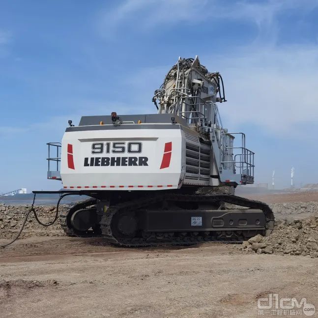利勃海尔电驱动挖掘机R 9150 E顺利运抵新疆矿场