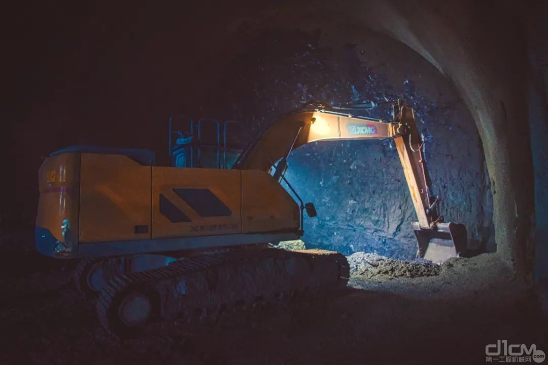 徐工XE215E电动挖掘机隧道施工中