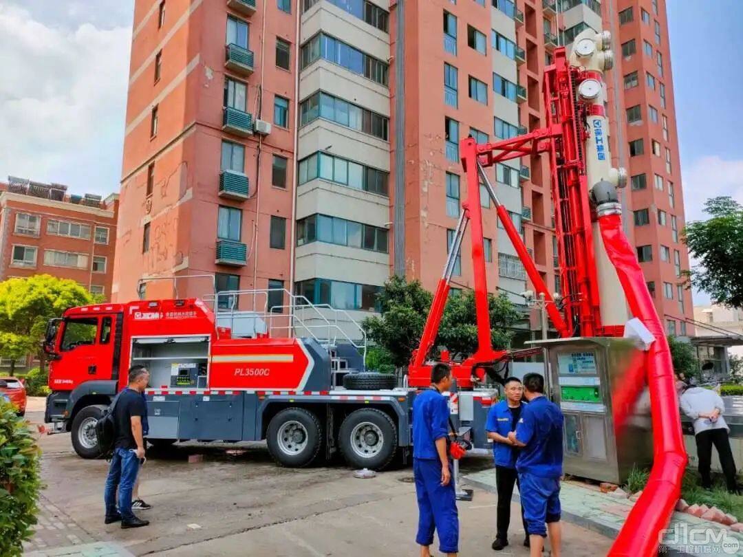 九七医院家属院地下车库被积水淹没，徐工应急联动小组赶去