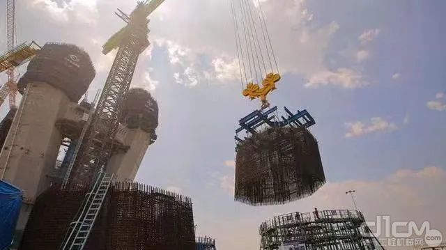 ▲中联重科万吨米级塔机正在进行部品钢筋吊装