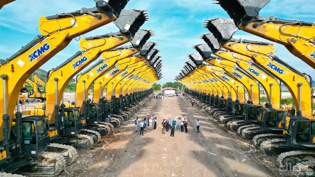 徐工60台大型矿用挖掘机批量交付越南市场