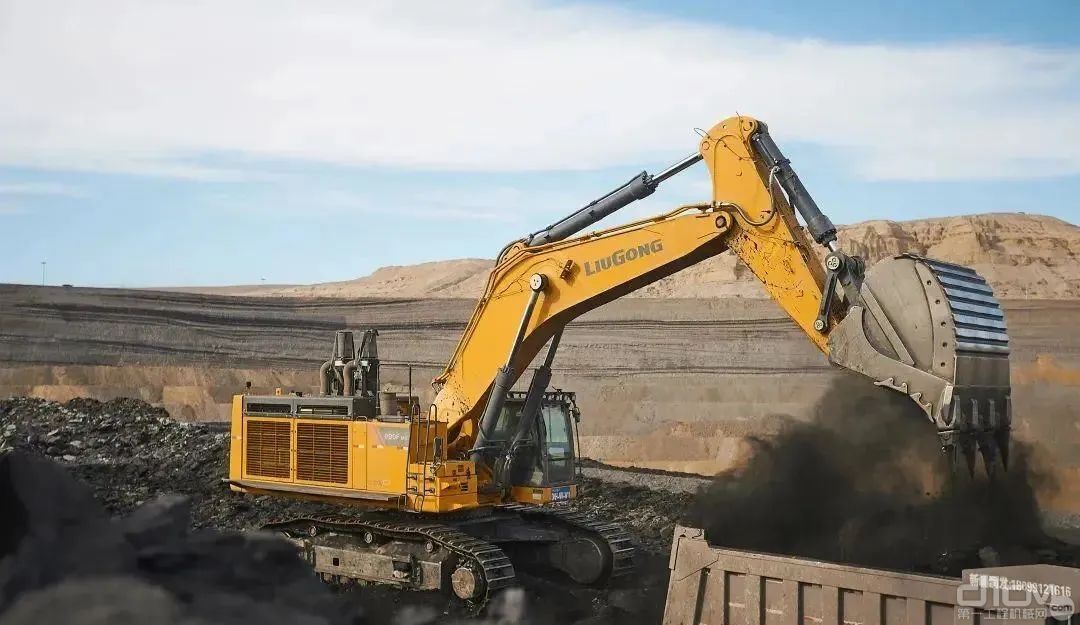 挖掘机正在矿山作业