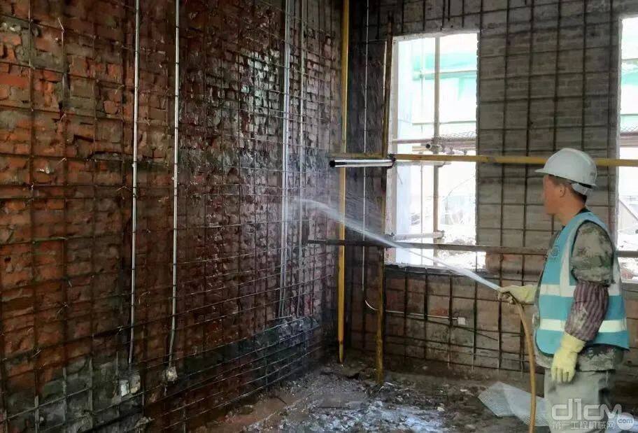夏季施工前，应将墙体用水完全浇透养护