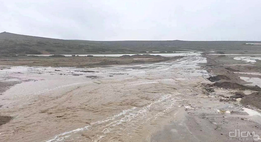 去风场的路被大雨冲断