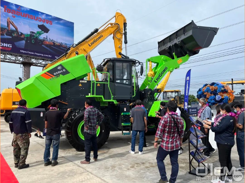 柳工在泰国市场首发新品856H-E MAX绿色电动装载机