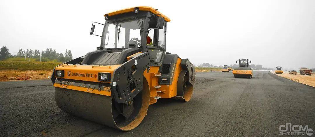 柳工路机走在前端,成套设备助力各道路施工!_行业资讯_第一工程机械网