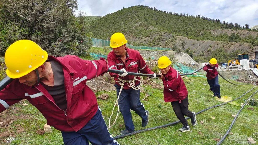 诺浩建设团队在高海拔地区作业中