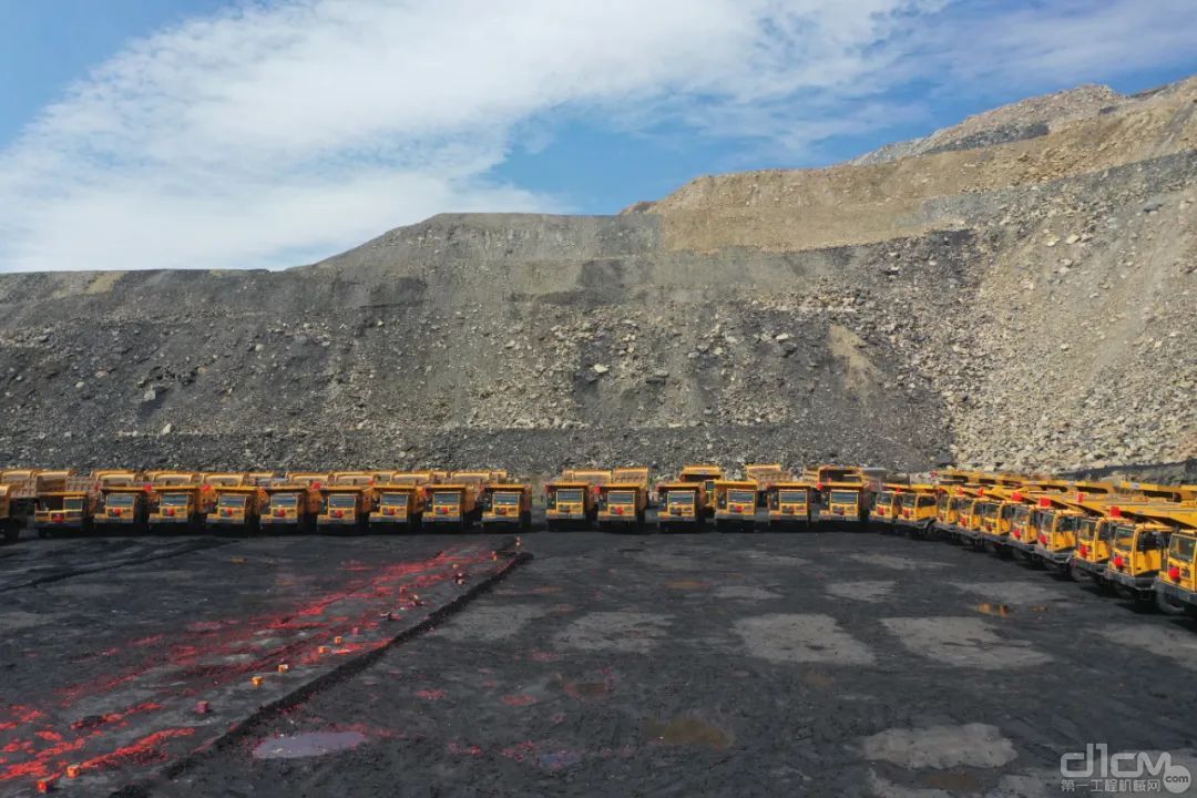50台徐工XG105矿用自卸车整齐排列