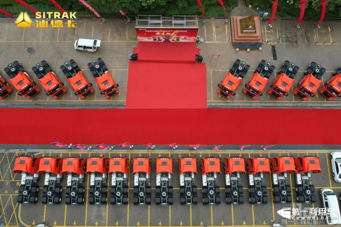 中国石化燃料油西南分公司首批LNG车辆交接仪式