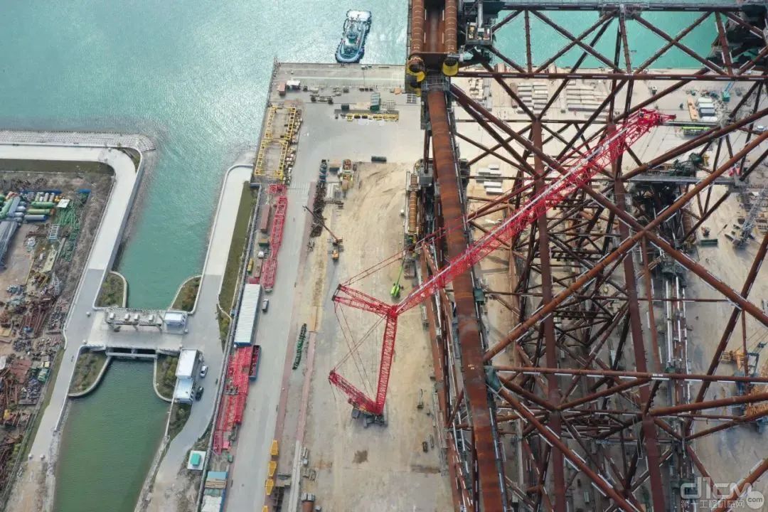 ▲ 亚洲第一深水导管架“海基一号”吊装