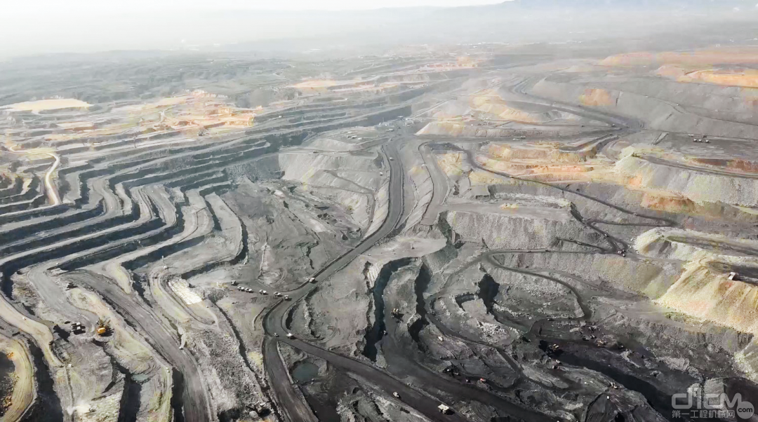 山西朔州有中国最大的露天煤矿之一——平朔安太堡露天矿