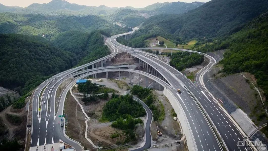 黑山南北高速公路项目优先段通车