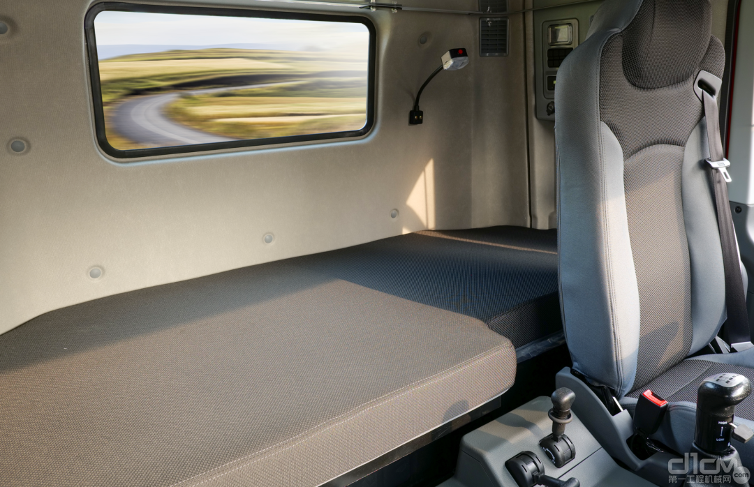 徐工汉风g7大马力牵引车卧铺