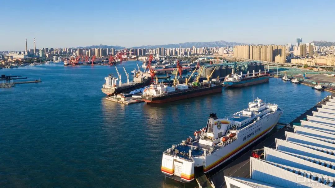 ▲11条40万吨级大船靠泊山东港口青岛港，相当于全球近20%的40万吨级大船一次性集中靠泊。