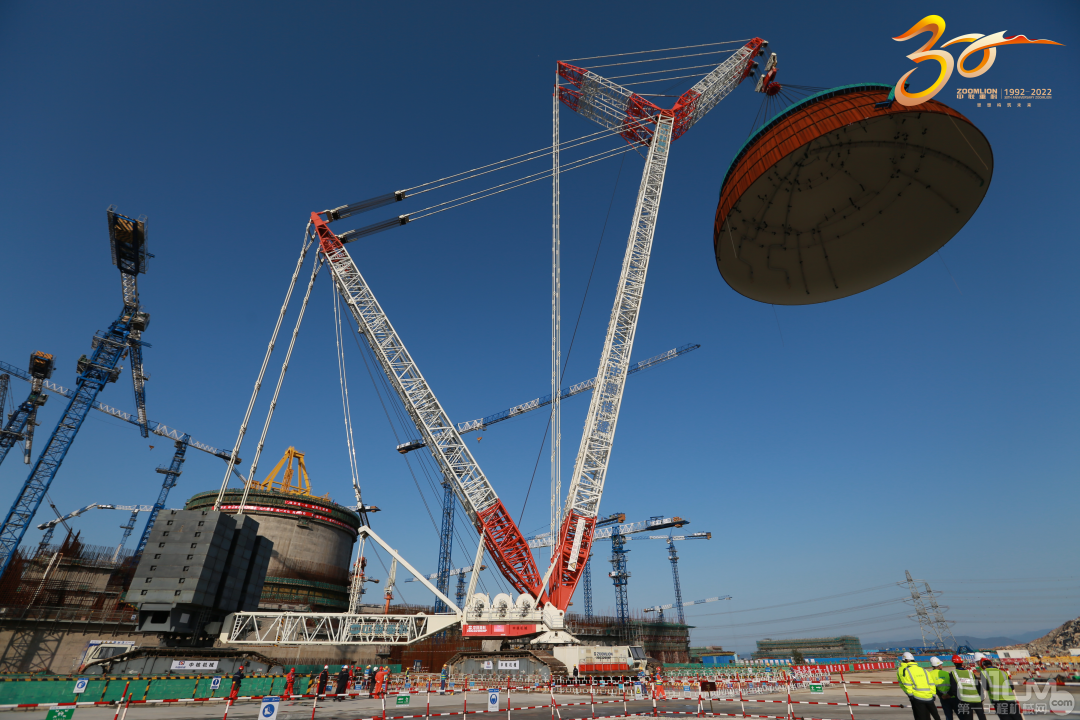 2011年，中联重科国内首台3000吨级履带式起重机研制下线