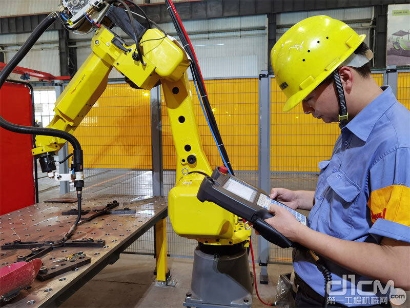 △文晶在机器人工作站学习操作智能焊接机器人