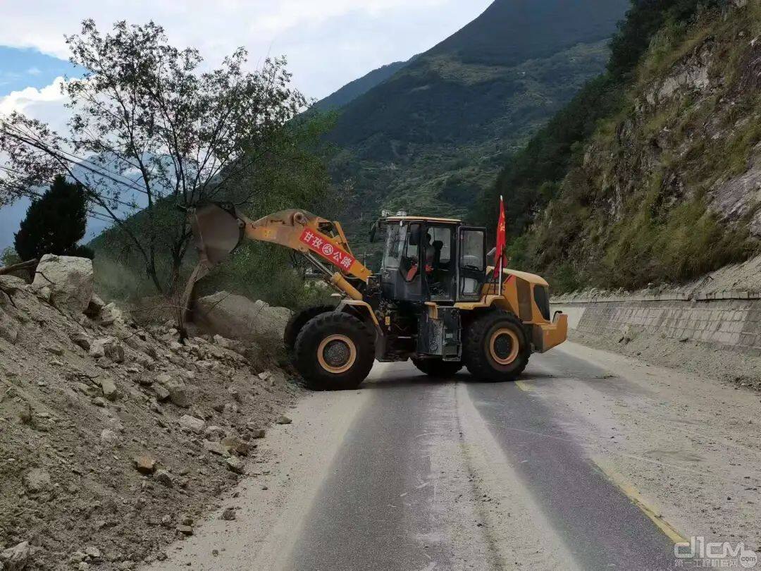 柳工装载机在救灾现场进行抢险垮方作业