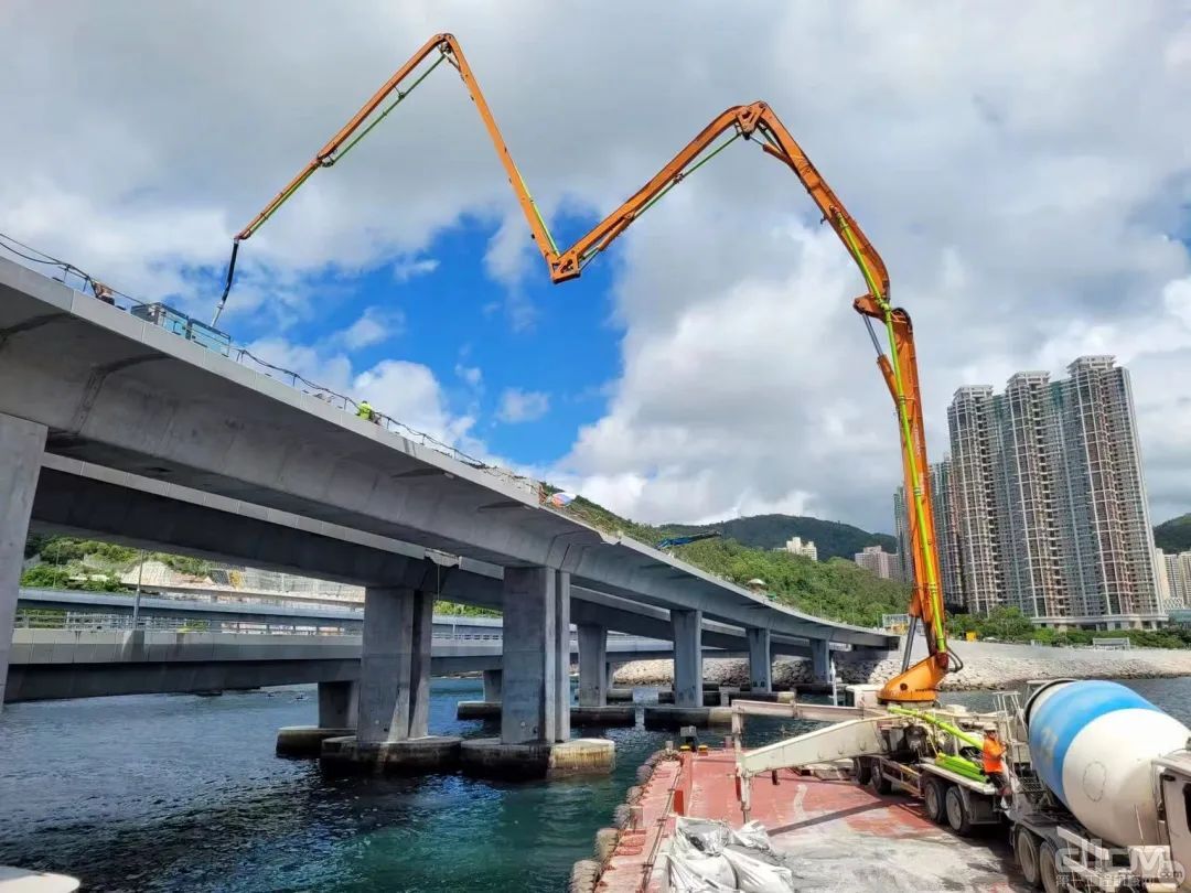中联重科泵车在香港将军澳跨弯连接路桥面项目施工