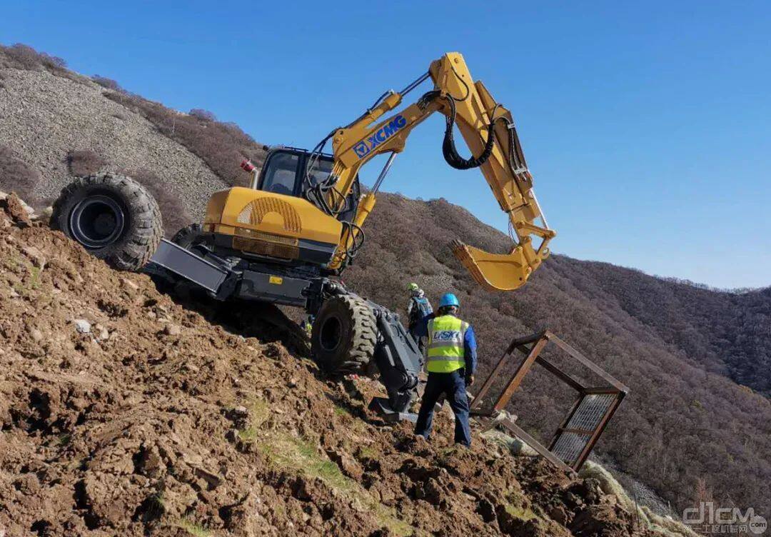 陡坡之上，“钢铁螳螂”助力北京冬奥会滑雪赛道建设