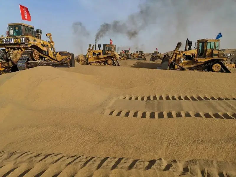 中国“基建狂魔”挺进塔克拉玛干沙漠腹地修公路