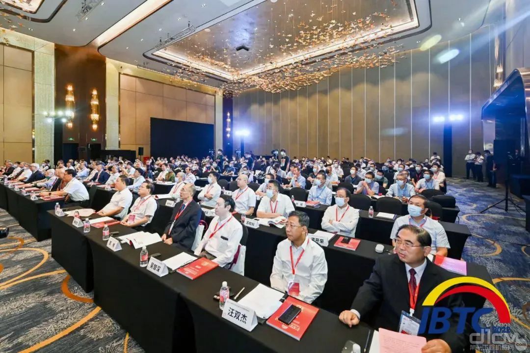 吴培国秘书长出席国内桥梁与隧道技术大会并主持严正工程装备与新质料、新技术主题论坛