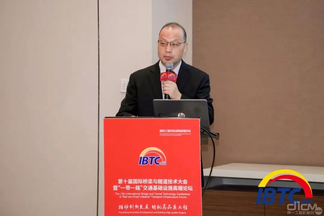 吴培国秘书长主持重大工程装备与新材料、新技术论坛