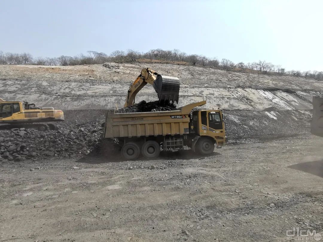 山东临工设备在赞比亚某矿山施工