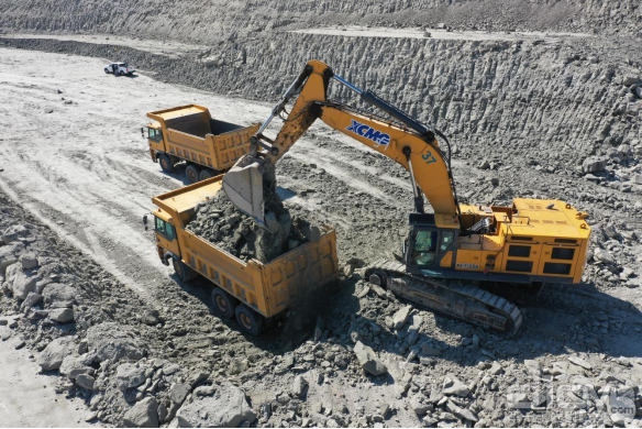 XE950DA矿用挖掘机和XDR80T三桥刚性矿车稳定、耐用