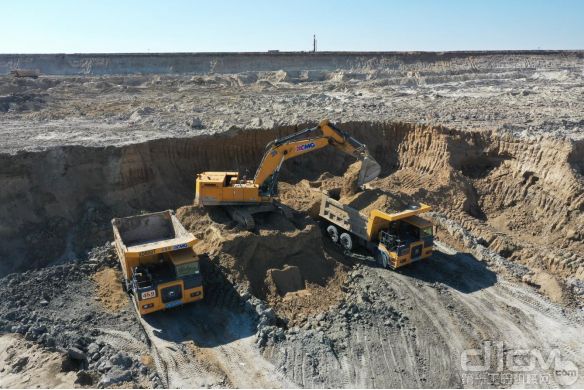 徐工XE950DA矿用挖掘机和XDR80T三桥刚性矿车