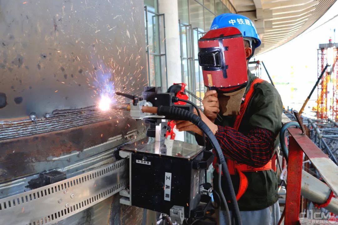 自动焊接机器人大幅提高工效与工程质量