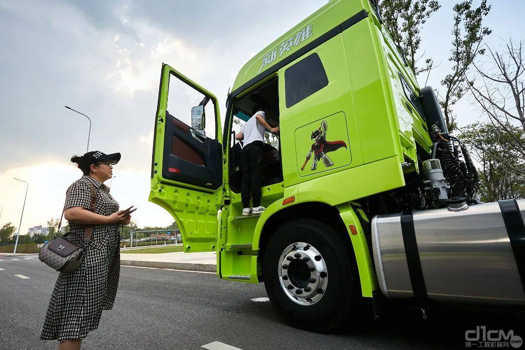 客户查看新车