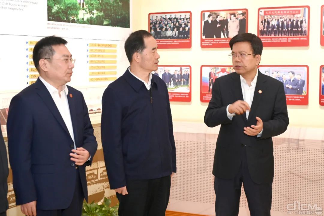 任国一行在张义光的陪同下参观了陕建博物馆
