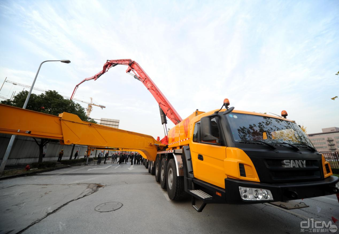 2013年,世界最长钢臂架86米泵车施工