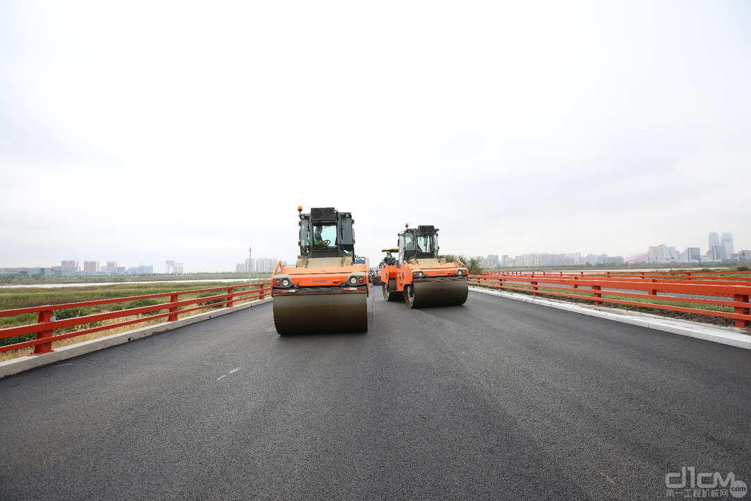 悍马 HD 138 双钢轮压路机对混合料紧跟碾压