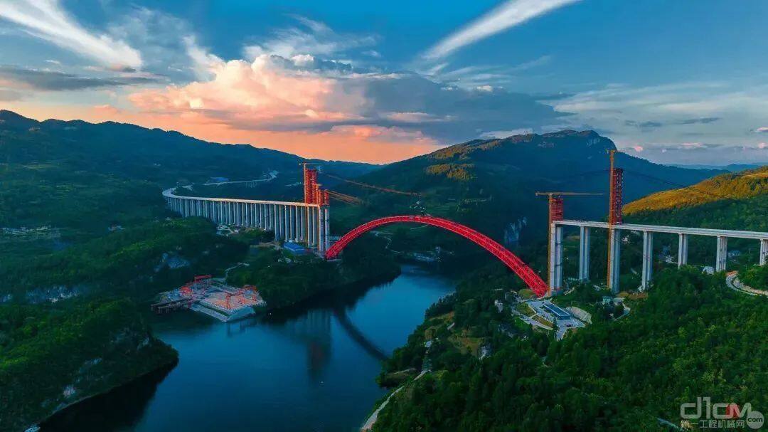 震撼！世界最大跨径上承式钢管混凝土拱桥由三一设备护航！