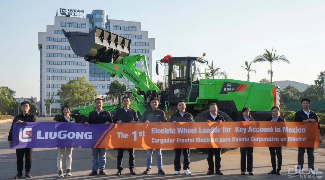 柳工为水泥行业跨国大客户定制的首批纯电动装载机正式启航墨西哥