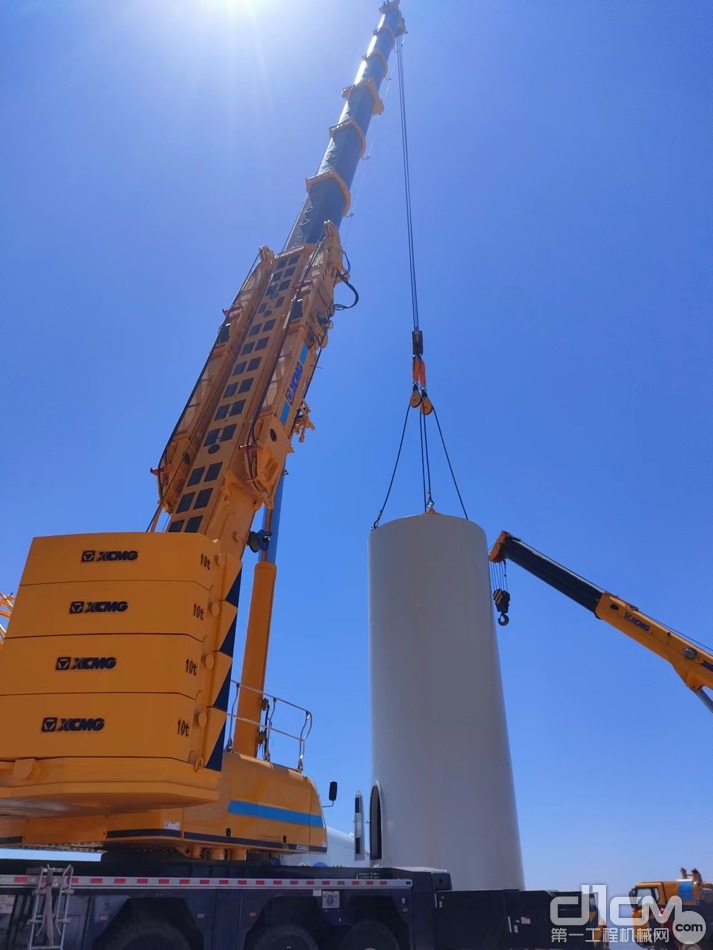 2022年9月，配备艾里逊变速箱4970SP型号的徐工起重第一台6桥400吨全地面起重机XCA400L8，在山西大同风电项目现场进行风机吊装工作。