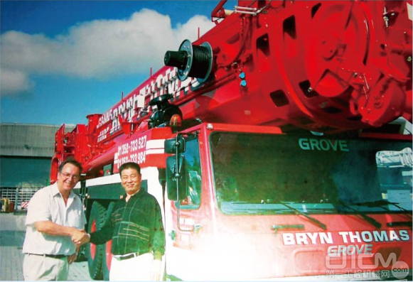 ▲2004年 葛礼平购入了国内第一台格鲁夫220t全路面汽车吊