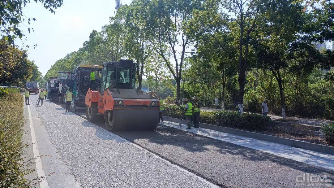 悍马压路机对再生混合料进行紧跟碾压