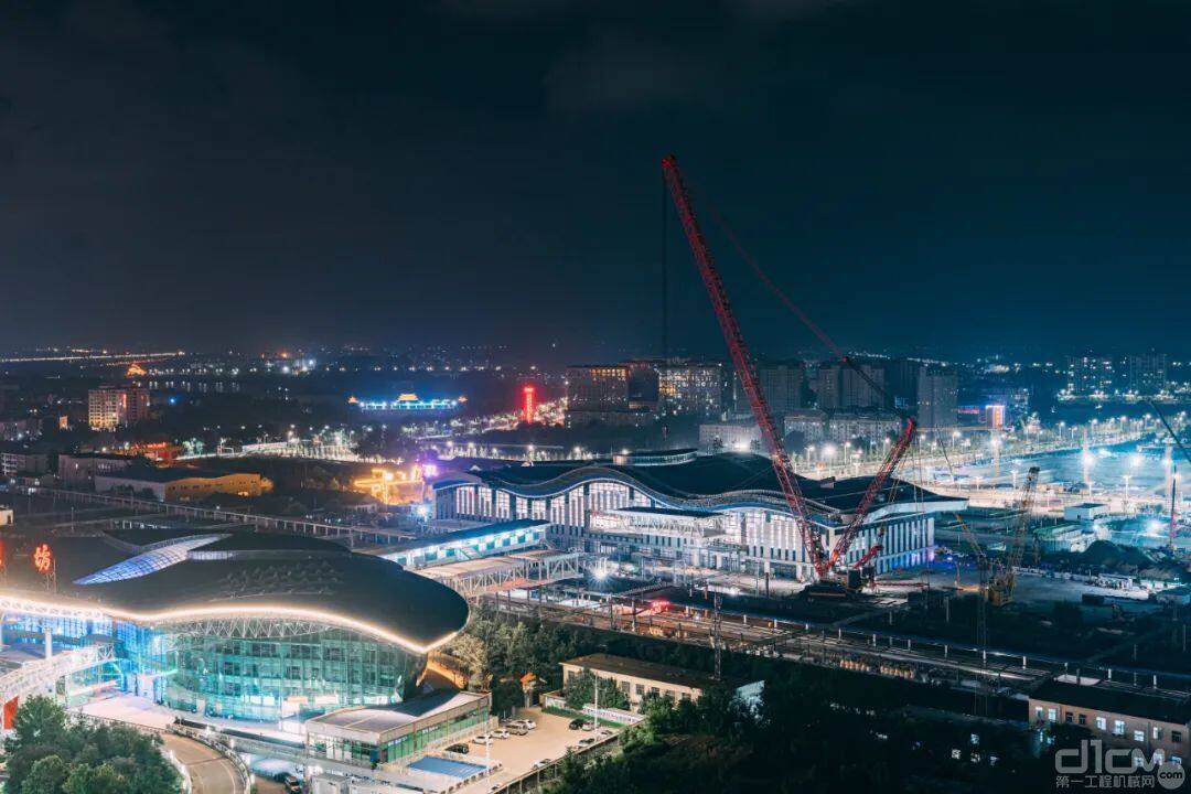 ▲ 潍坊火车站新建旅客天桥施工