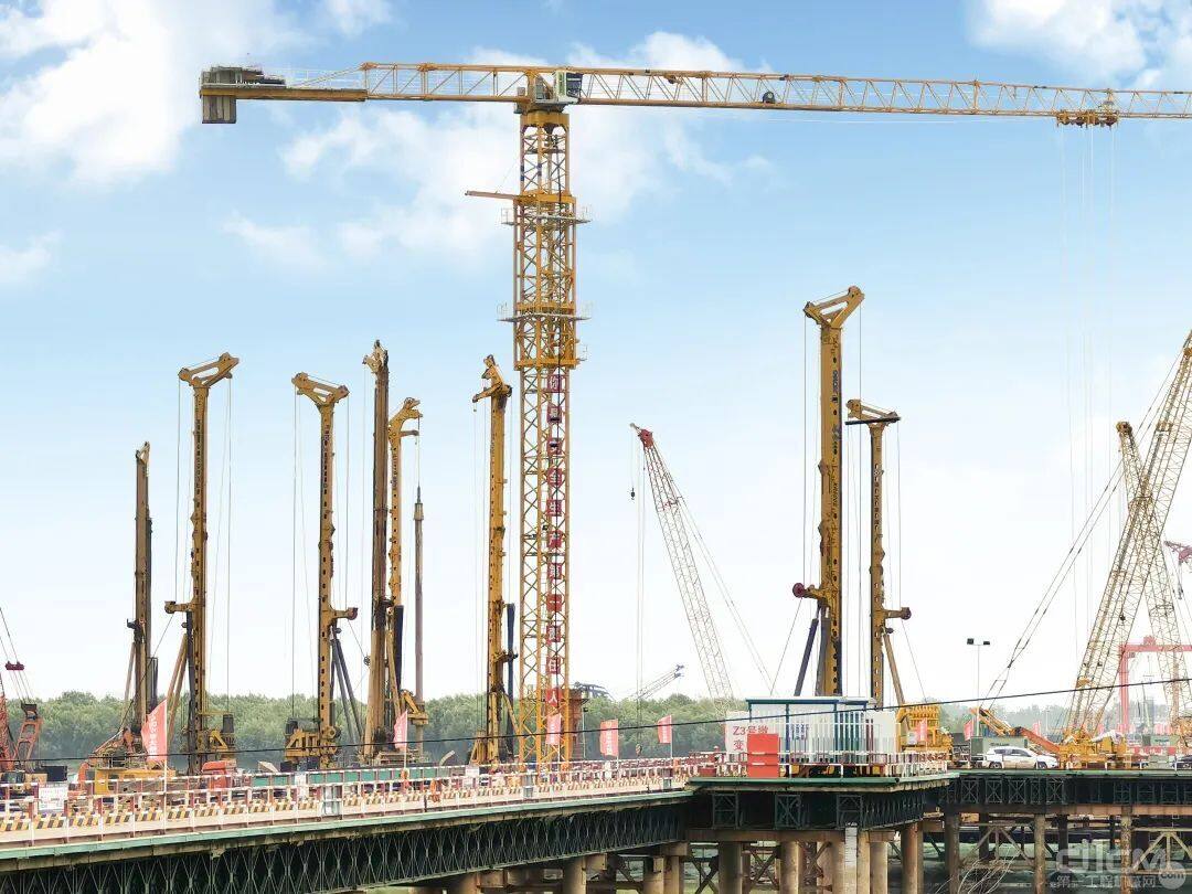 徐工旋挖钻机建造世界最高桥塔马鞍山长江公铁大桥