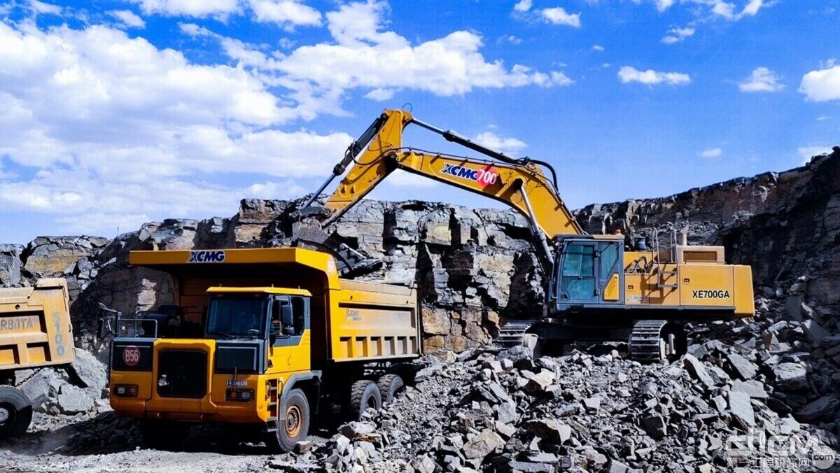 徐工XE700GA挖掘机与矿用自卸车组合施工现场