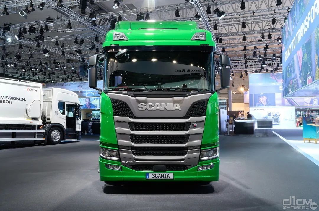 斯堪尼亚在IAA 2022上的室内展厅C位展出了一辆生物燃气卡车