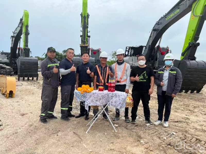中联重科ZE370E挖机交付仪式